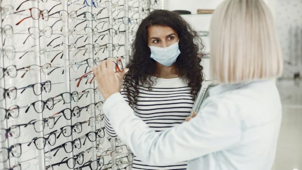 Optometrysta czy okulista – kogo należy wybrać?