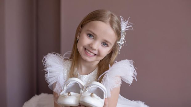 Eleganckie buty dla dziewczynki – jak wybrać obuwie dla małej modnisi? Podpowiadamy