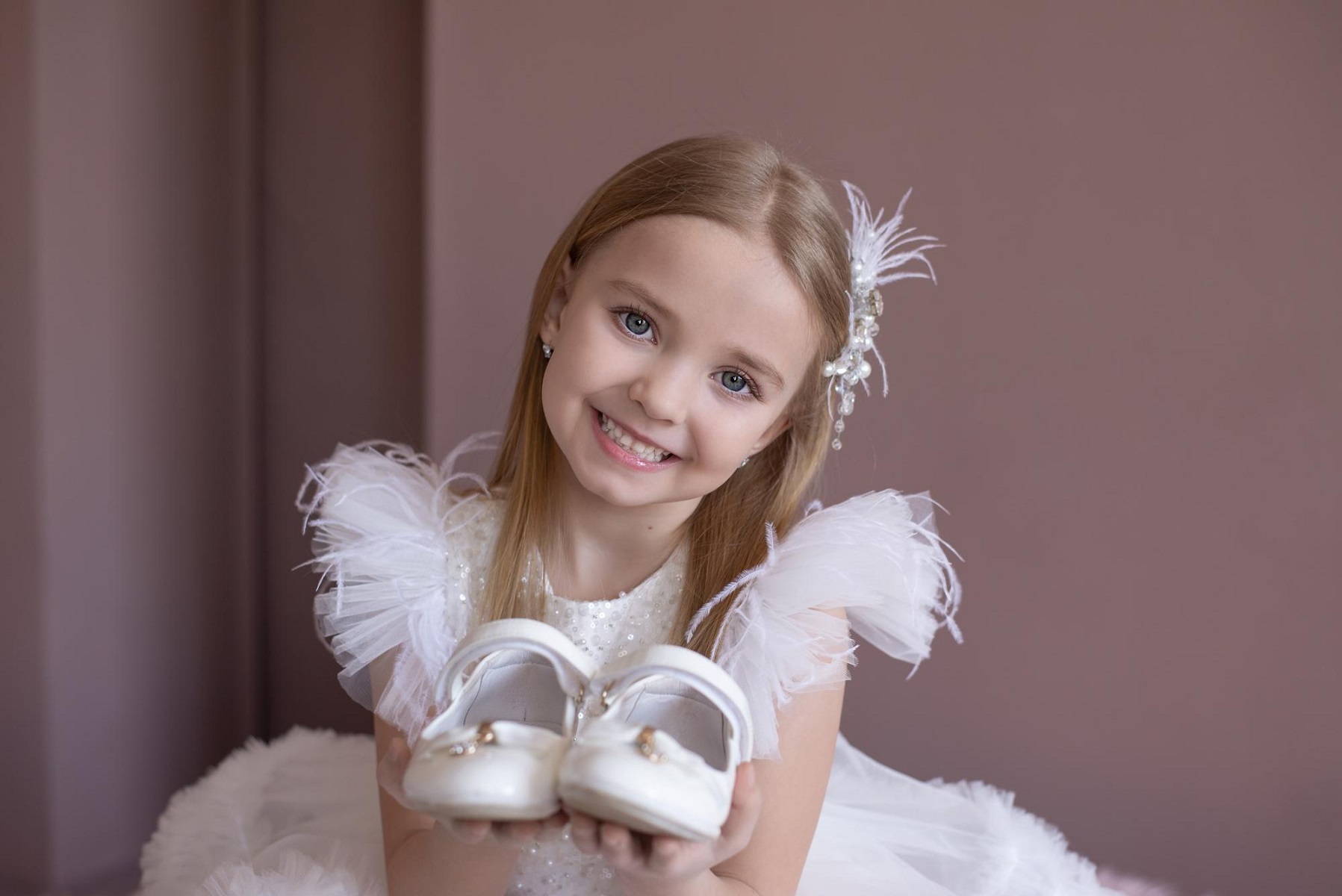 Eleganckie buty dla dziewczynki – jak wybrać obuwie dla małej modnisi? Podpowiadamy