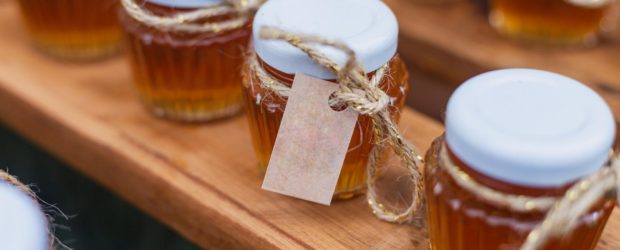 Miody jako prezenty dla gości weselnych – 3 typy zdobień słoiczków, które warto wybrać